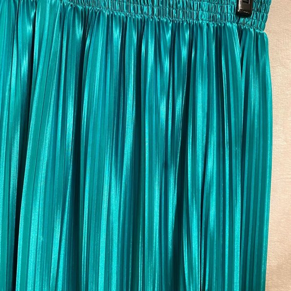 EUC Bisou Bisou Emerald Green Pleated Skirt Size Medium - Picture 4 of 5